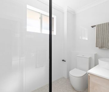 Stylish top-floor apartment with lock-up garage and two balconies - Photo 3