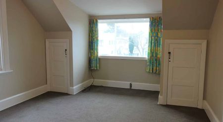 Upstairs apartment in the city with a carpark - Photo 2