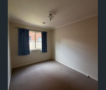 11 Oakbank Drive, Mount Helen for lease - Photo 5