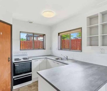 Spacious 2 bedroom home with renovated kitchen and bathroom! - Photo 2