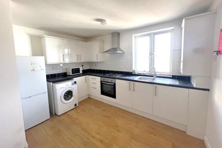 Chapel Street, Woking - 2 bedrooms Property for lettings - Seymours - Photo 2