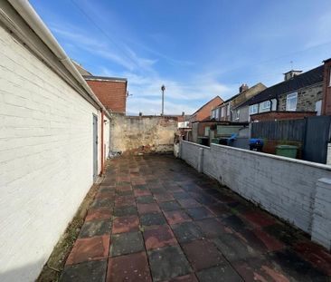 3 bedroom end of terrace house to rent - Photo 1