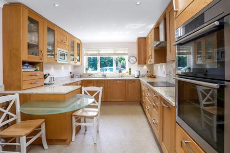 4 bedroom detached house to rent - Photo 4