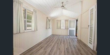 Quiet Two Bedroom with Yard Near the CBD - Photo 4