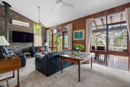 Tranquil Family Retreat in a Leafy Setting - Photo 4