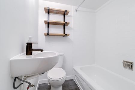 For Lease - 2443 dundas Street Unit# Upper, Toronto, Ontario - Photo 5