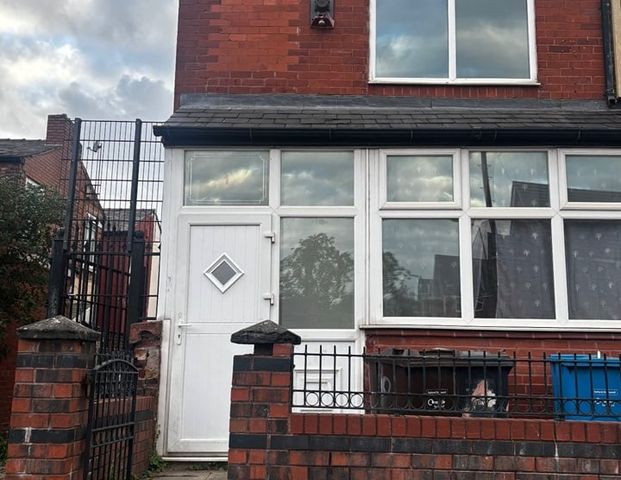 3 Bed End Terrace, Kennedy Road, M5 - Photo 1