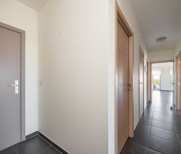 Prachtig hoekappartement met 2 slaapkamers en parking - Photo 2