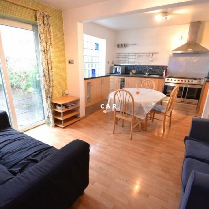 4 bedroom end of terrace house to rent - Photo 1