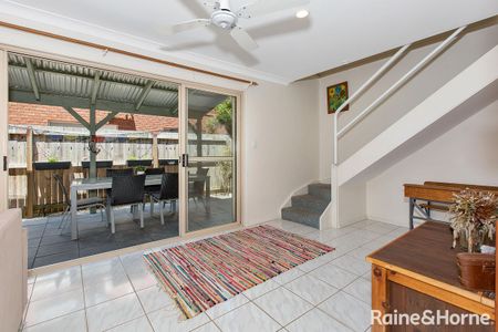 Stylish Beachside Townhouse - Walk Everywhere! - Photo 3