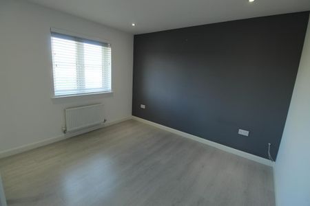 4 bedroom detached house to rent - Photo 3