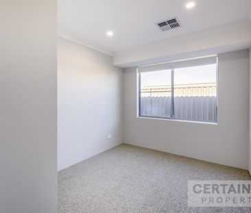 Stunning 4-Bedroom Rental House in Desirable Eglinton Suburb - Photo 2