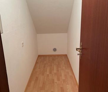 2-ZKB-Dachgeschosswohnung in zentraler Lage - Photo 4