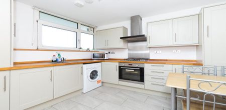 3 Bedroom, 1 bath, 1 reception Flat - Photo 5