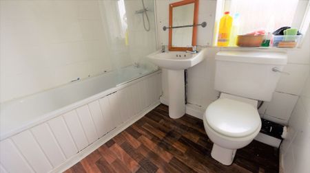 4 bedroom House in Langdale Gardens, Leeds - Photo 5