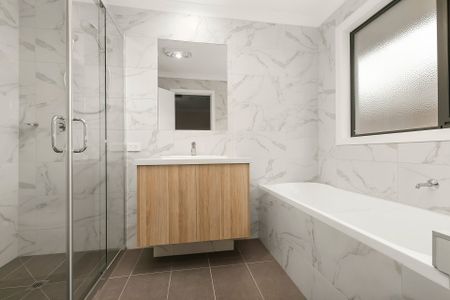 Neatly presented townhouse - Photo 5