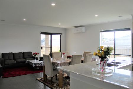 LUXURIOUS FAMILY HOME!!! - Photo 2