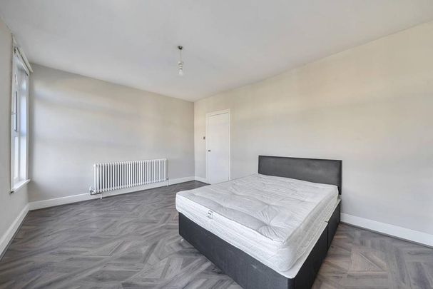 4 bedroom end of terrace house to rent - Photo 1