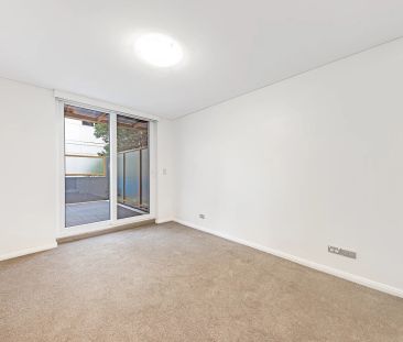 Spacious Apartment in Walking Distance to the Rail - Photo 3