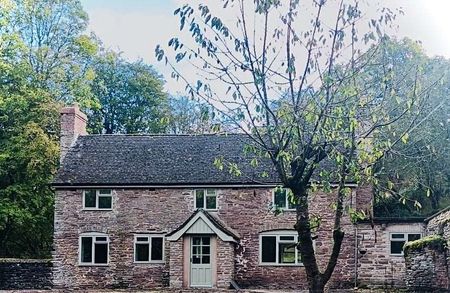 An idyllic newly refurbished three-bedroom cottage located within the Kentchurch Court Estate deer park, one of the oldest in the country, offering the perfect - Photo 4