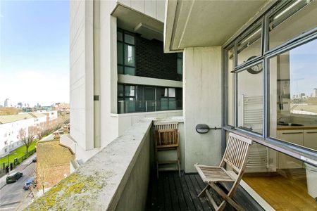 A spilt level apartment in one of Bethnal Green's most sought after and unique developments - Denys Lasdun's Keeling House. - Photo 3