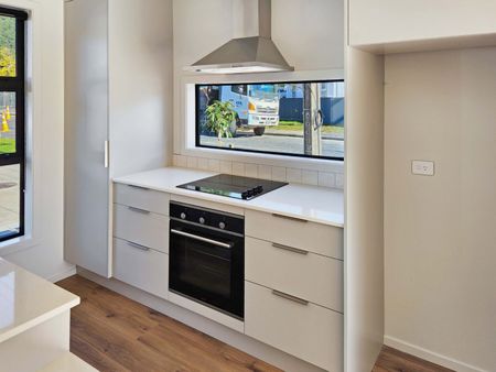 Wainuiomata, 2 bedrooms with Carpark - Photo 2