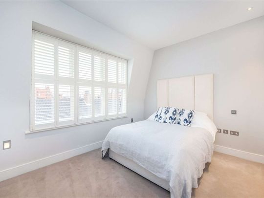 A beautifully presented two bedroom two bathroom property based just off the popular "Beach" section of the Fulham Road - Photo 1