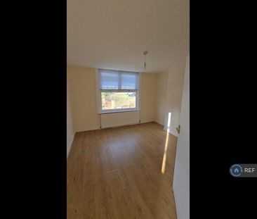 5 bedroom end of terrace house to rent - Photo 3