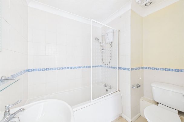 2 bedroom Flat in Southwood Road, Hampshire - Photo 1