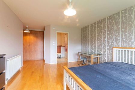 3 bedroom flat to rent - Photo 5