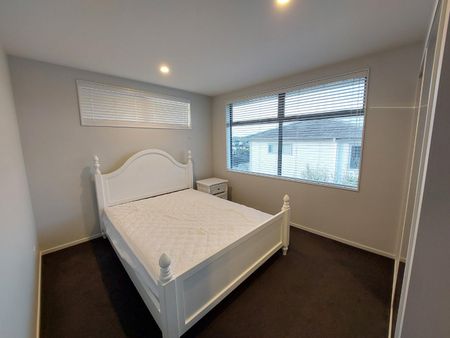 Spacious family Home in Millwater - Photo 2