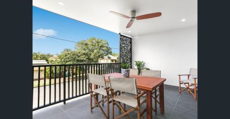 Contemporary Luxury Townhome Living in the Heart of Yeronga- Just 7km from Brisbane CBD - Photo 3