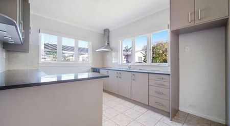 Spacious Three-Bedroom Home with Large Garden – Mount Roskill - Photo 5