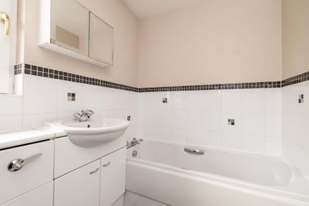 4 bedroom detached house to rent - Photo 5