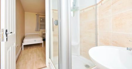 Studio Flat, London, IG11 - Photo 2