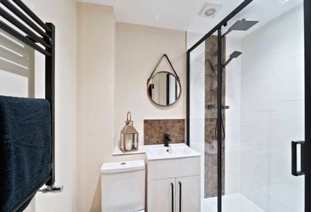 High Street, Hucknall, Nottingham, Nottinghamshire, NG15 - Photo 5