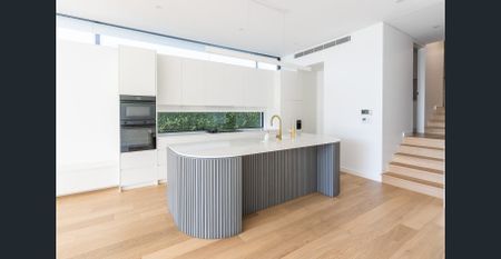 Luxurious Family Oasis with Pool & Entertainers Deck - Photo 3