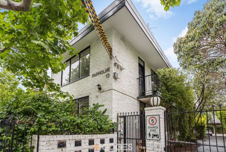 Spacious light filled living in prime location - Photo 3