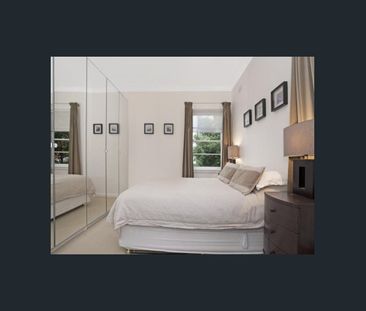 Top floor apartment in the heart of Elizabeth Bay - Photo 2