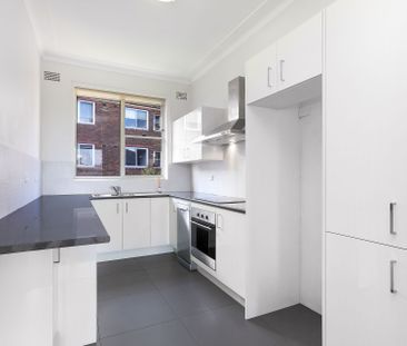 Light Filled & Airy Two Bedroom Apartment - Photo 5