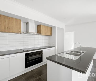 Fresh Coastal Style in a Brand New Coral Cove Home - Photo 3