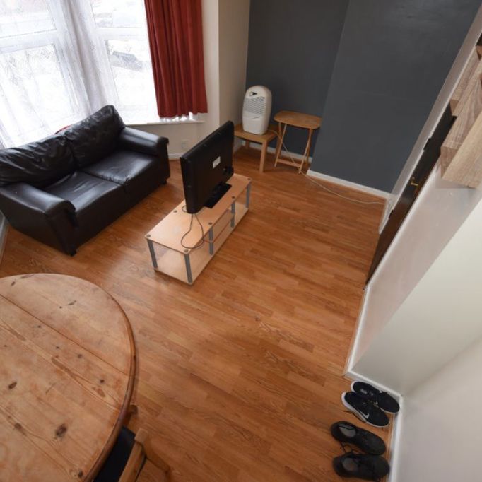 2 bedroom Flat in Flat A, Leeds - Photo 1