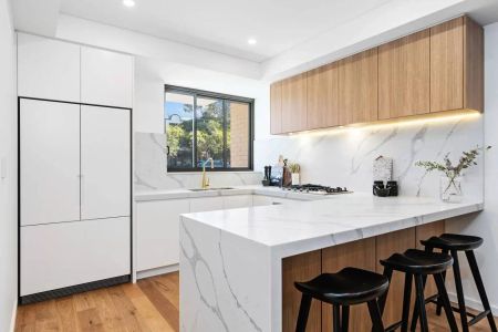 Stunning Designer 4 Bedroom Townhouse with LUG, Ultra Convenient Location, 9 Month Lease - Photo 3