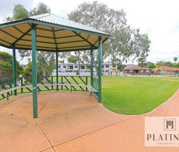 Stunning First Floor Apartment with Park Views - Photo 2