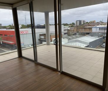 Priced for referenced tenant - Walks to railway station - Photo 4