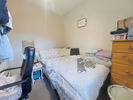 4 bedroom semi-detached house to rent - Photo 2