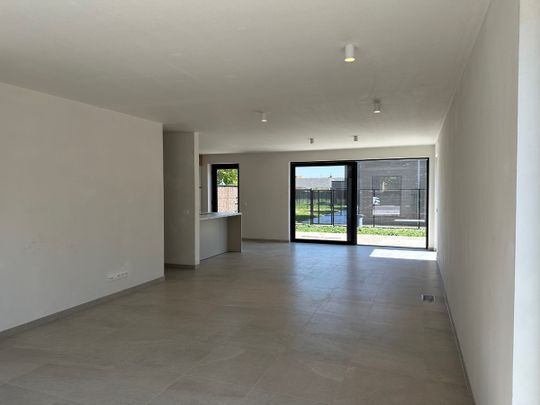 Nieuwbouwwoning met 3 slaapkamer en een tuin. - Photo 1