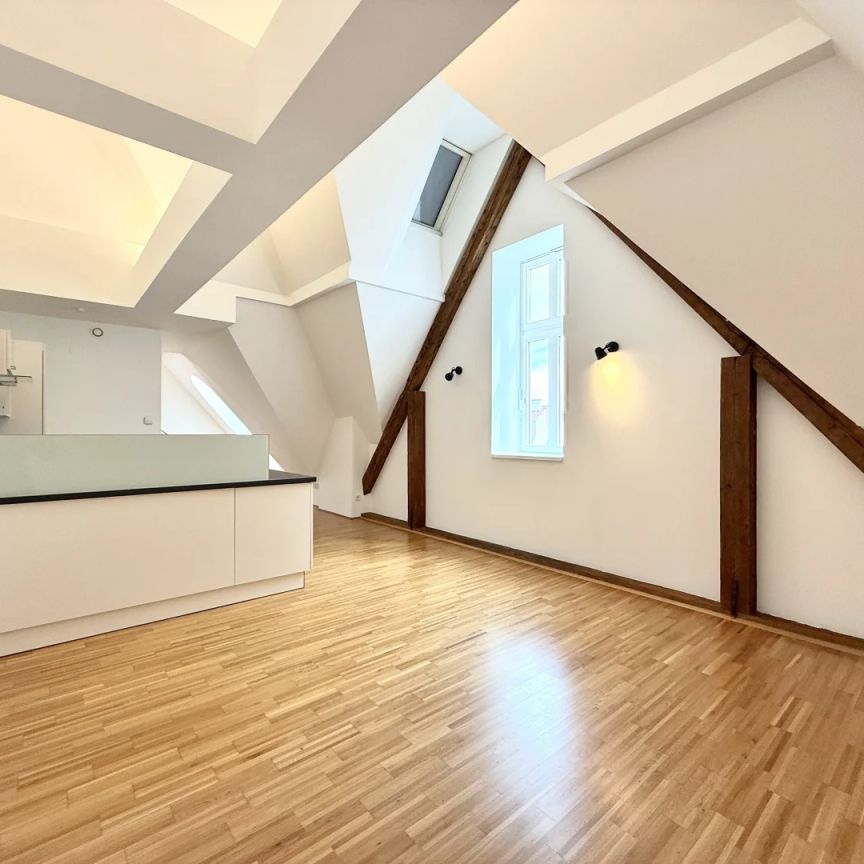 Stilvolle 2-Zimmer Dachgeschosswohnung mit Terrasse nahe Mariahilfer Straße (inkl. Heizkosten) - Photo 1