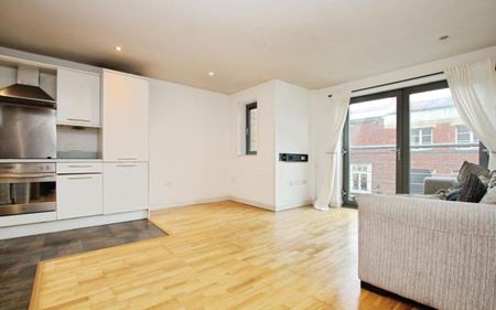 A large flat with 2 double bedrooms and 2 bathrooms. As well as the fantastic central location, there is also allocated parking! - Photo 2