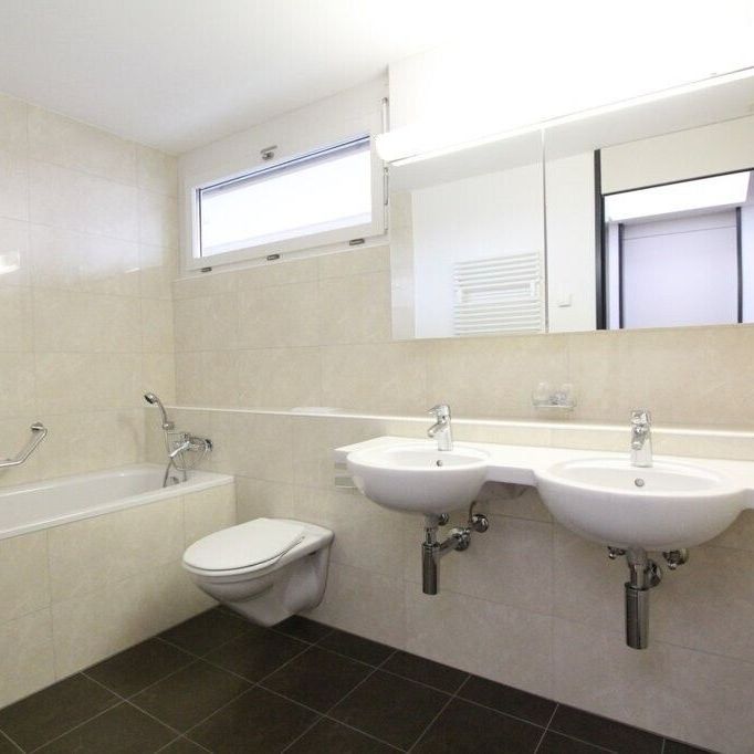 Schöne Attikawohnung im Zentrum der Stadt Wil mit Weitsicht! - Photo 1